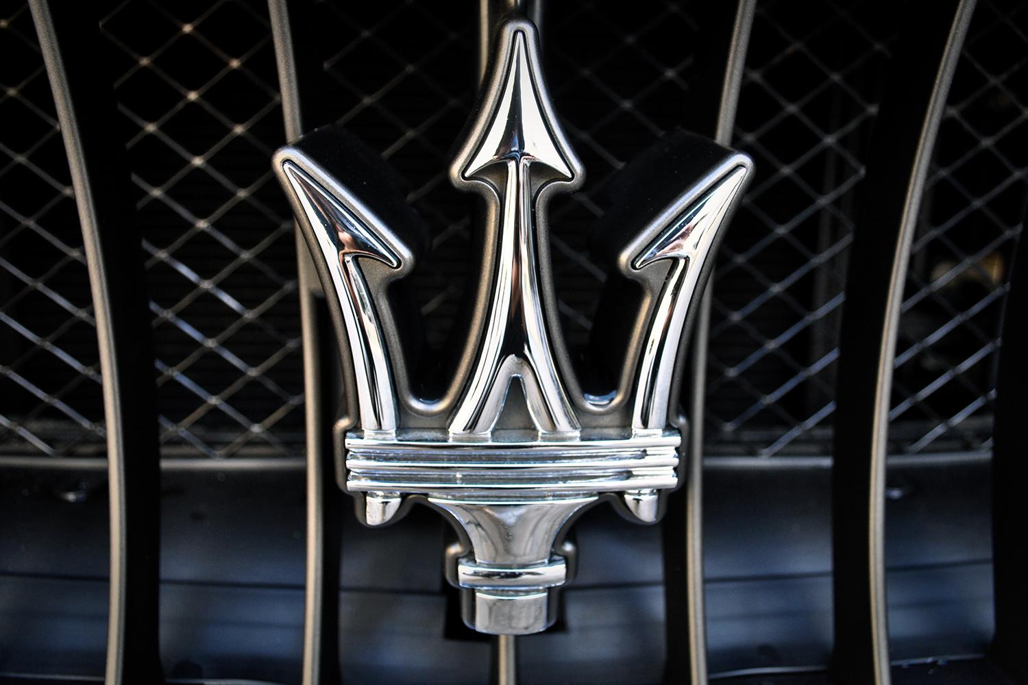 Машина знак трезубец. Трезубец Мазерати. Марка машины Мазерати. Машина с логотипом короны. Maserati значок.